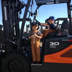 Doosan congratulates photo contest winner