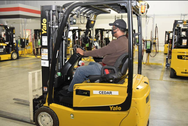 Briggs and Stratton distribution center single forklift image
