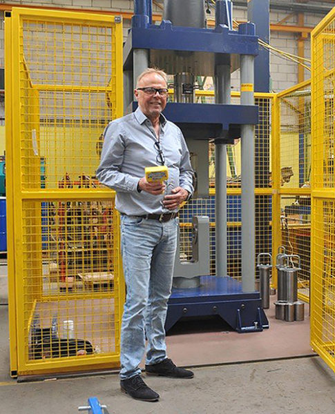 Pieter van Duijn in front of the 350t rig.