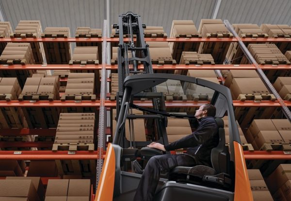Moving Mast Reach Truck application image