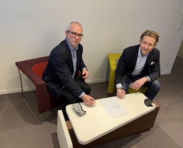 Sealing the deal: Philippe Briantais, ID Work founder and managing director of the new JLT France (left) with JLT CEO Per Holmberg (right)