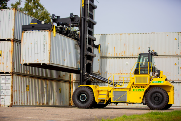 Hyster begins first-ever, real-world pilot of hydrogen fuel cell-powered container handler 2 image