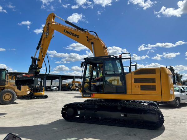 922F Excavator image