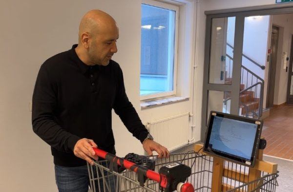 Björn Lindberg, Senior Lecturer in Mathematics with the modified shopping cart. Image, from video produced by LNU IT