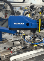 High performance for packaging 
But the packaging machines themselves need to perform at a high level as well. They often work around the clock, seven days per week. Breaks for maintenance, whether planned or unplanned, quickly become costly and, thus, need to be avoided. Anyone purchasing such a system also always has an eye on the TCO. In addition to the acquisition costs, there are then also the maintenance costs, production quality and the avoidance of variables that can contribute to production errors. What applies for the system applies for the installed components as well. High performance is likewise demanded of the drive technology that is used (figure 3 a-c). 
image