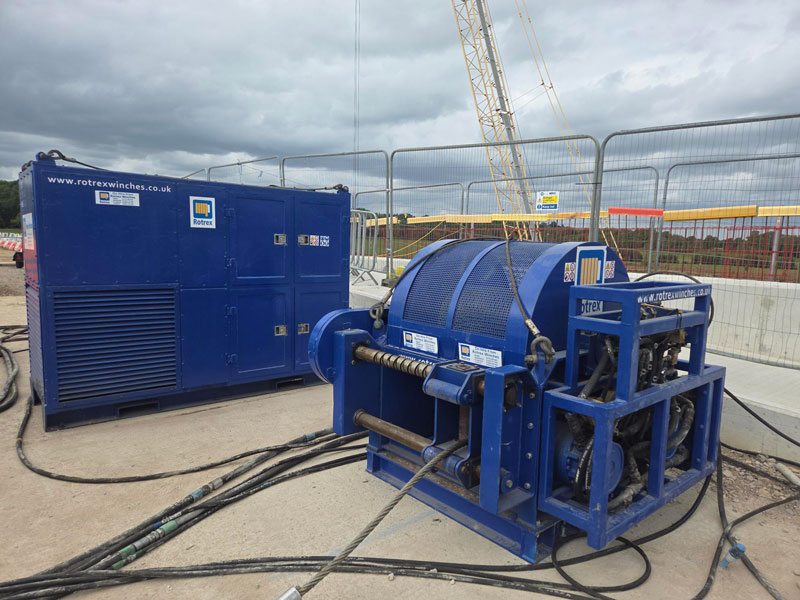 A large-capacity hydraulic winch system was required to pull each pipe up the inclined slope of the reservoir’s dam wall.