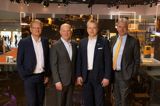 From left to right: Andreas Wolf, Andreas Umbach, Dr Lars Brzoska, Wolff Lange / Jungheinrich AG