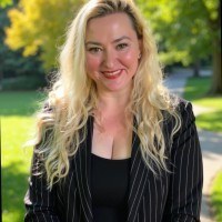 Sara Sasek headshot