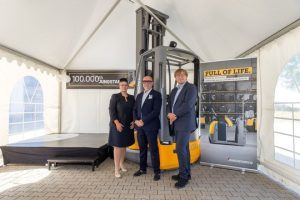 100,000th remanufactured truck ready for second use: Jungheinrich delivers anniversary JUNGSTARS truck