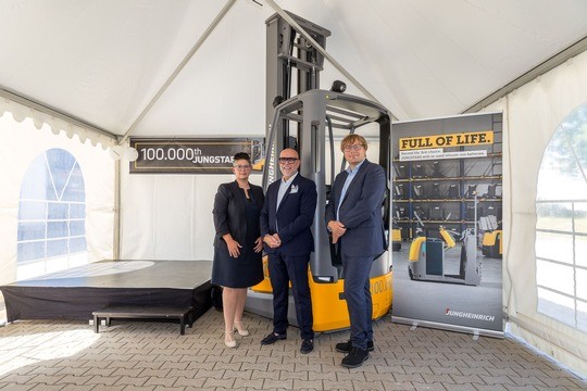 100,000th remanufactured truck ready for second use: Jungheinrich delivers anniversary JUNGSTARS truck